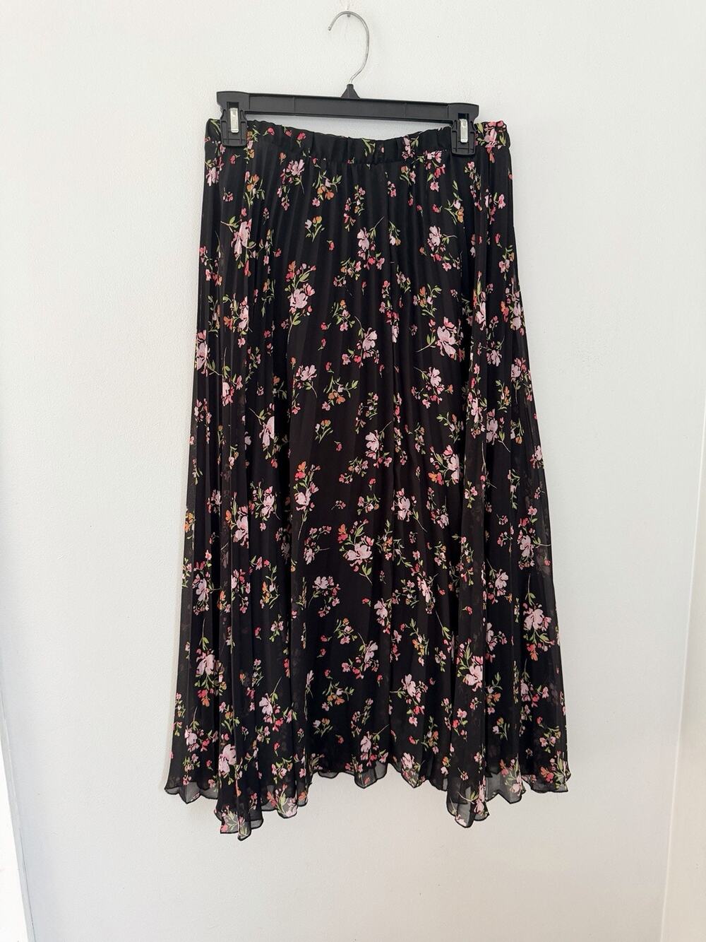 Vince Camuto Ladies Detailed Pull On Pleated Midi Skirt Black W/ Flowers